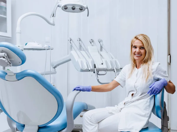 Ritratto Dentista Donna Lei Seduta Nel Suo Studio Dentistico Sorridente — Foto Stock