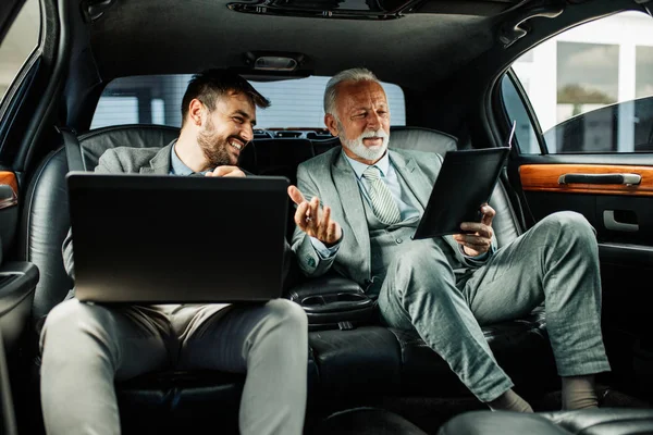 Senior Zakenman Zijn Assistent Zitten Limousine Werken Samen — Stockfoto