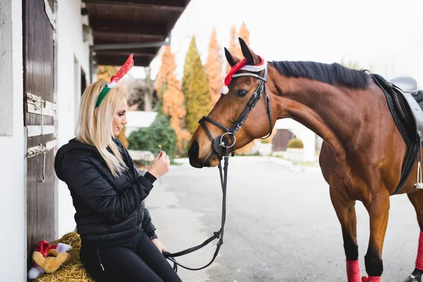 Krásná Mladá Žena Těší Svým Koněm Zimních Prázdninách — Stock fotografie