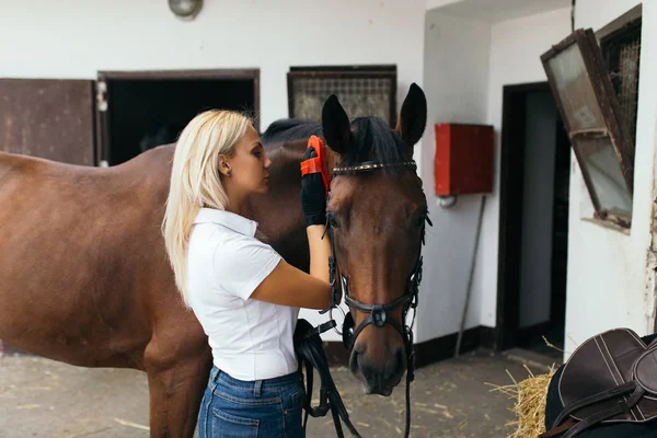 Krásná Mladá Žena Těší Svým Koněm Venku Ranči — Stock fotografie