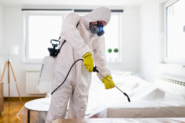 Kammerjäger Arbeitskleidung Versprüht Pestizid Mit Sprüher — Stockfoto