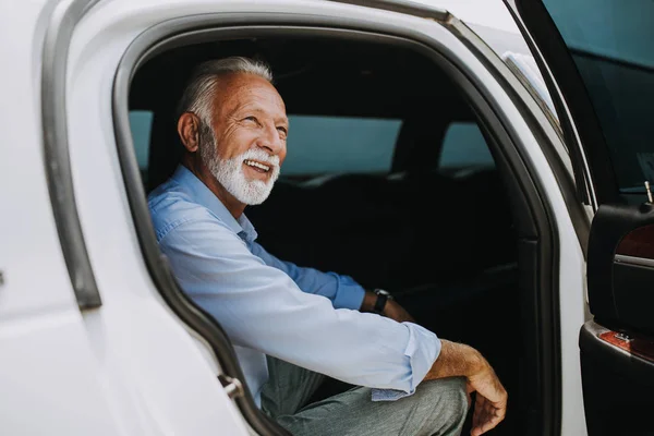 Pria Bisnis Senior Yang Tampan Dengan Limosinnya Konsep Bisnis — Stok Foto
