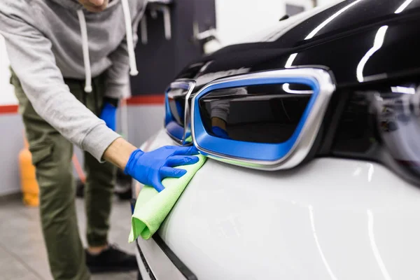 Man Schoonmaken Van Elektrische Auto Met Microvezel Doek Auto Detaillering — Stockfoto