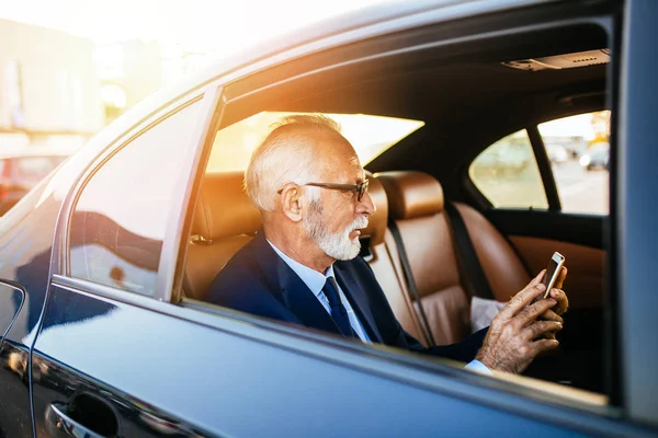 Senior Zakenman Zit Zijn Limousine Bedrijfsconcept Achterlicht — Stockfoto