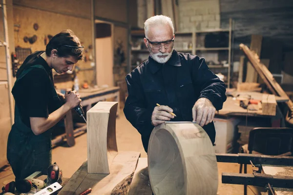 Dos Maestros Carpinteros Trabajando Juntos Carpintería Taller — Foto de Stock