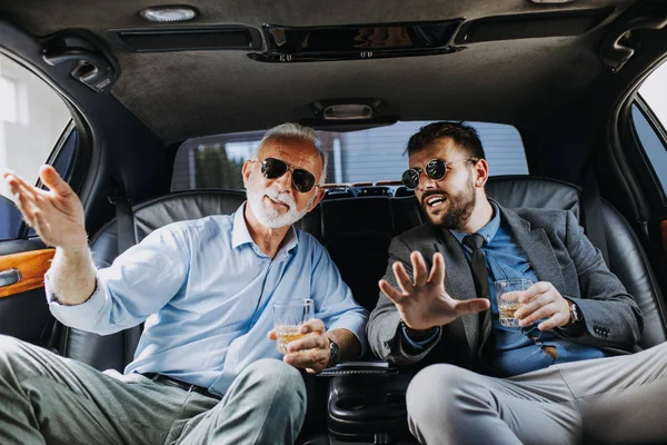 Senior Zakenman Zijn Assistent Zitten Limousine Vieren Hun Succes — Stockfoto