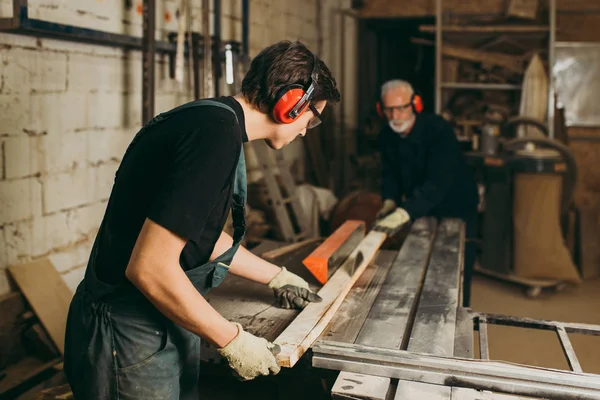 木工やワークショップで一緒に作業する2人のマスター大工 — ストック写真