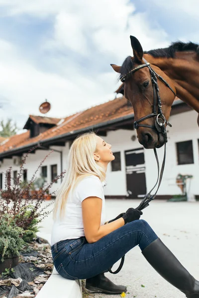 Krásná Mladá Žena Těší Svým Koněm Venku Ranči — Stock fotografie