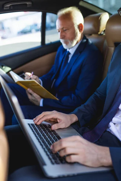 Senior Zakenman Zijn Assistent Zitten Limousine Werken — Stockfoto