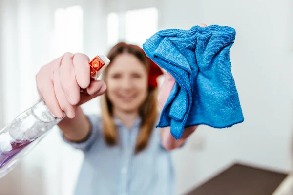 Närbild Skott Vackra Unga Kvinna Rengöring Hus Med Microfiber Trasa — Stockfoto