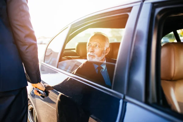 Senior Zakenman Zit Zijn Limousine Bedrijfsconcept Achterlicht — Stockfoto