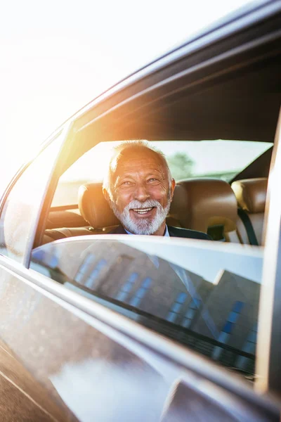 Senior Zakenman Zit Zijn Limousine Bedrijfsconcept Achterlicht — Stockfoto