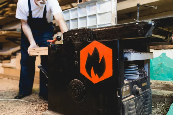 Olgun işçi bir atölyede çalışıyor.