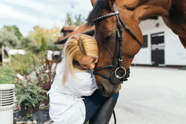 Krásná Mladá Dívka Koněm — Stock fotografie