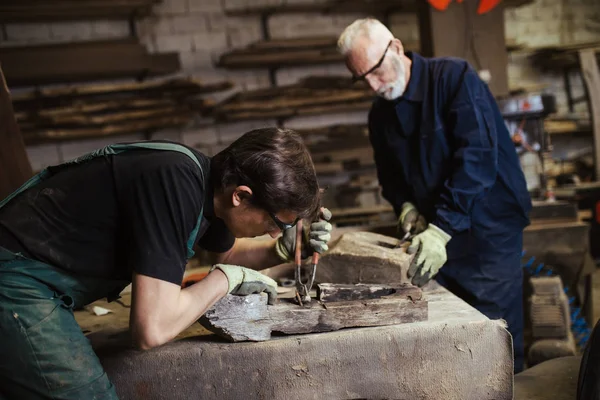 Dos Maestros Carpinteros Trabajando Juntos Carpintería Taller — Foto de Stock