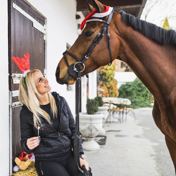 Güzel Genç Bayan Kış Tatilinde Atıyla Eğleniyor — Stok fotoğraf