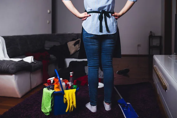 Oturma Odasında Temizlik Malzemeleri Ekipmanlarla Duran Yorgun Genç Bir Kadın — Stok fotoğraf