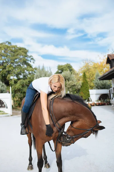 Wanita Muda Yang Cantik Menikmati Dengan Kudanya Luar Peternakan — Stok Foto