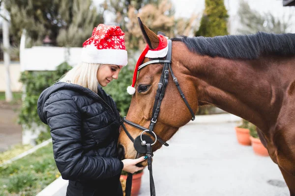 Schöne Junge Frau Genießt Mit Ihrem Pferd Den Winterferien — Stockfoto