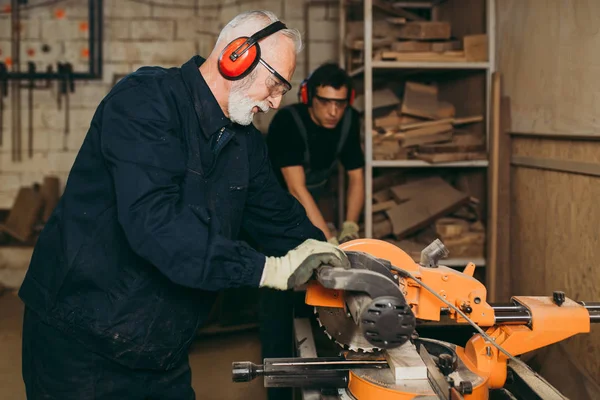 Dos Maestros Carpinteros Trabajando Juntos Carpintería Taller — Foto de Stock