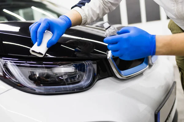 Worker Cleaning Electric Car Car Detailing Valeting Concept Selective Focus — ストック写真