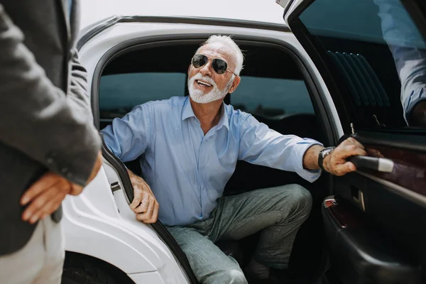 Goed Uitziende Senior Zakenman Zijn Limousine Bedrijfsconcept — Stockfoto