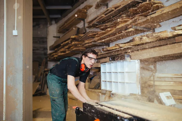 木工やワークショップで働く若い大工さん — ストック写真