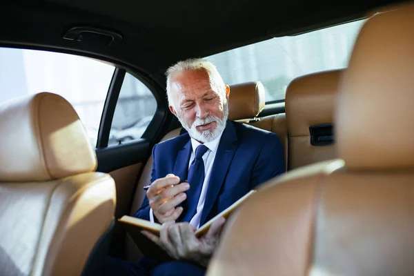 Senior Zakenman Zit Zijn Limousine Bedrijfsconcept Achterlicht — Stockfoto
