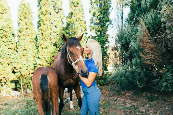 Atraktivní Mladá Blondýnka Těší Svým Koněm Venku Přírodě — Stock fotografie