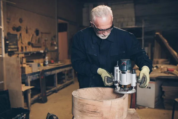 Maestro Carpintero Sénior Trabajando Carpintería Taller — Foto de Stock