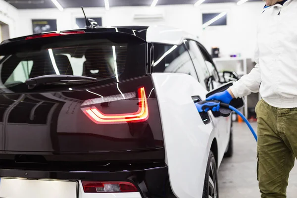 Şarj istasyonunda kablo şarj ediliyor.. 