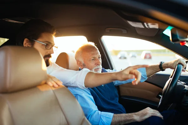 Groep Uitzicht Van Vrienden Rijden Auto — Stockfoto