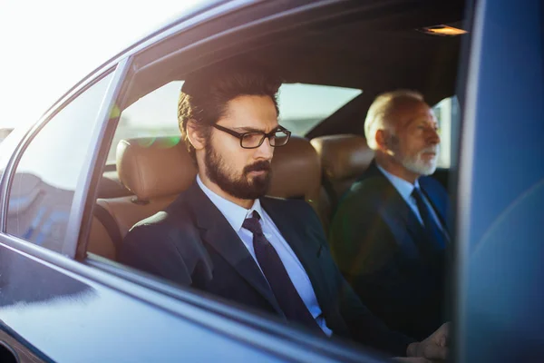 Geschäftsmann Fährt Mit Smartphone Auto — Stockfoto