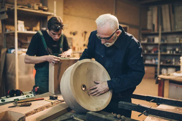 Dos Maestros Carpinteros Trabajando Juntos Carpintería Taller — Foto de Stock