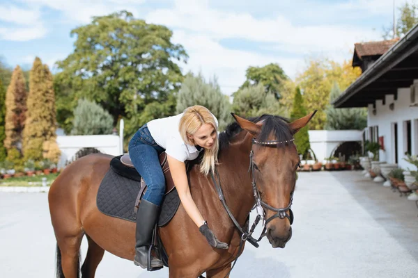 Schöne Junge Frau Genießt Mit Ihrem Pferd Freien Auf Der — Stockfoto