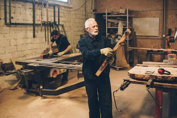 Dos Maestros Carpinteros Trabajando Juntos Carpintería Taller — Foto de Stock