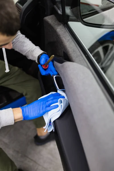 Homem Limpando Interior Carro Carro Detalhando Valeting Conceito Foco Seletivo — Fotografia de Stock