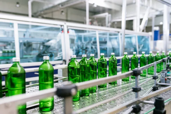 Waterfabriek Waterbottellijn Voor Het Verwerken Bottelen Van Zuiver Mineraalwater Groene — Stockfoto