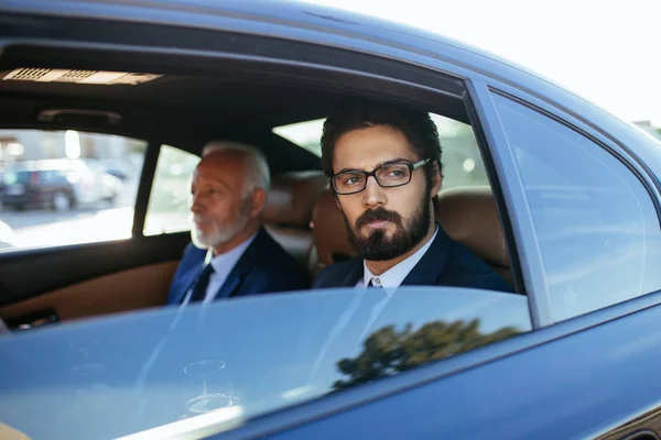 Senior Zakenman Zijn Assistent Zitten Limousine — Stockfoto