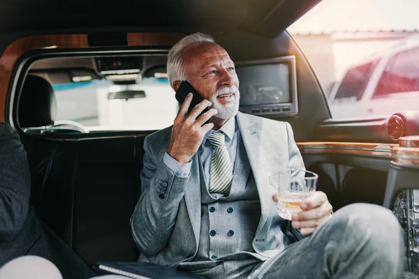 Goed Uitziende Senior Zakenman Zijn Limousine Bedrijfsconcept — Stockfoto