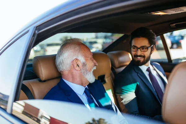 Senior Geschäftsmann Und Sein Assistent Sitzen Der Limousine Und Arbeiten — Stockfoto