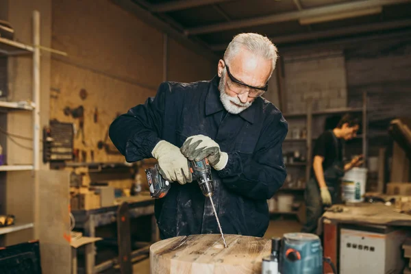 Dos Maestros Carpinteros Trabajando Juntos Carpintería Taller — Foto de Stock