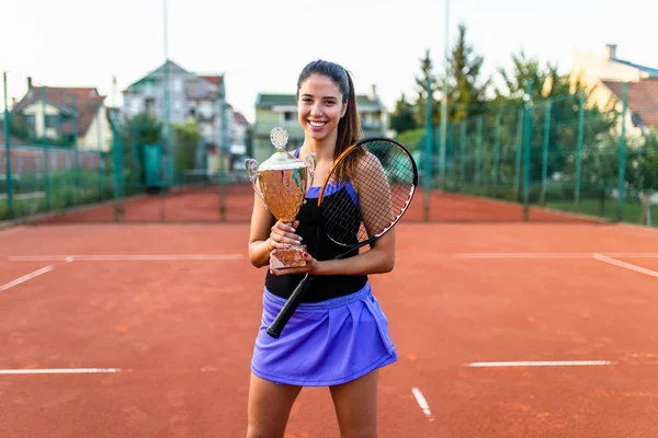 Retrato Belo Jogador Tênis Adolescente Segurando Grande Troféu Sorrindo — Fotografia de Stock