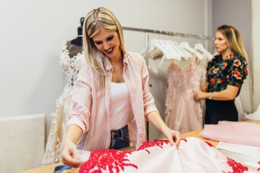 Gelinlik dikmek için salon.