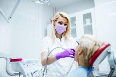 Klinikte hastası olan genç bir kadın.