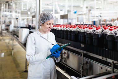 Laboratuvarda fabrika işçisi.