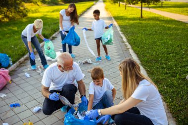Çöp torbalarıyla dışarıdaki çöpleri temizleyen gönüllüler - ekoloji konsepti.