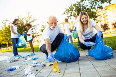 Çöp torbalarıyla dışarıdaki çöpleri temizleyen gönüllüler - ekoloji konsepti.