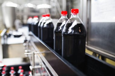 Fabrikada bir şişe birayı kapat.