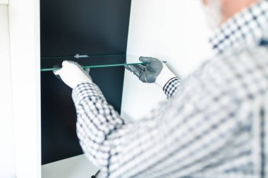 Mutfakta çalışan usta bir tamirci. Yenileme.